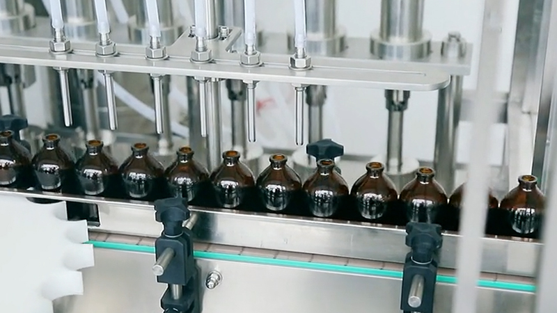哪些商品是由自动液体灌装机灌装的？ 